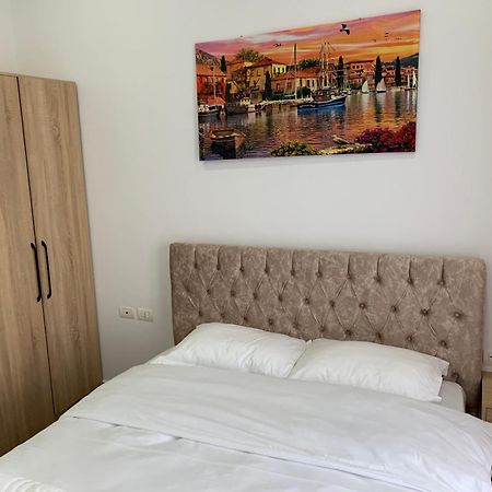 Hotel Restaurant Deso Shijak Exteriör bild
