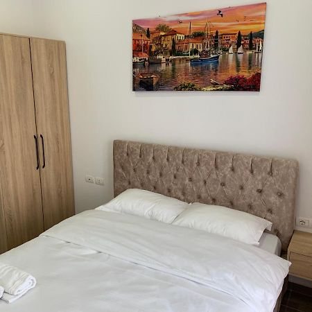 Hotel Restaurant Deso Shijak Exteriör bild