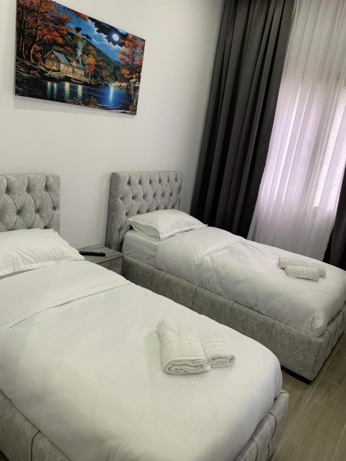 Hotel Restaurant Deso Shijak Exteriör bild