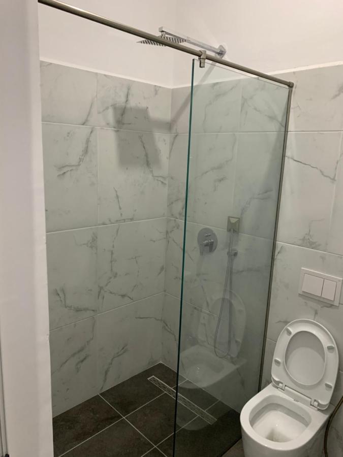 Hotel Restaurant Deso Shijak Exteriör bild