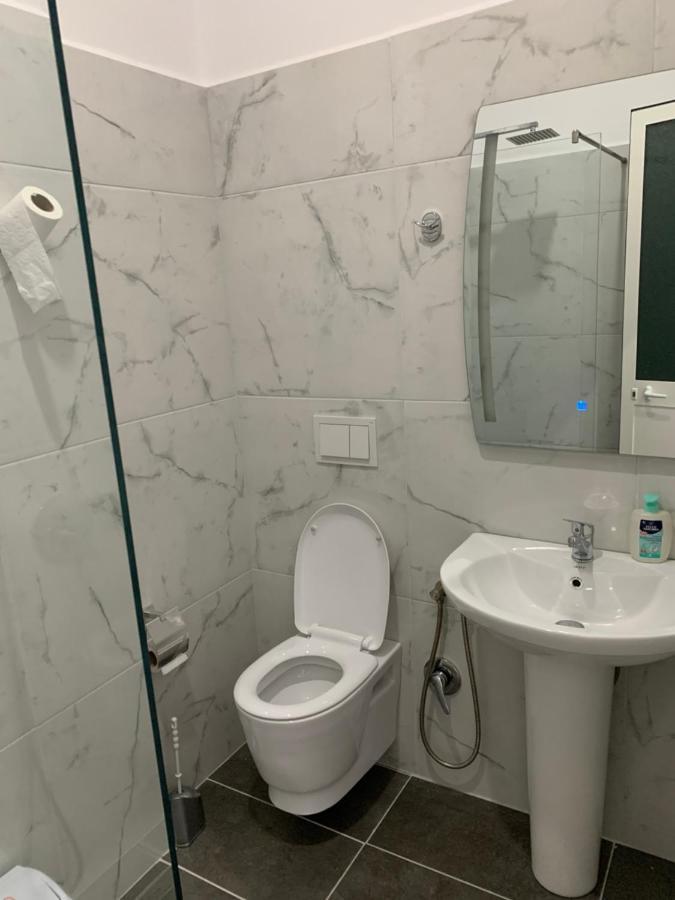 Hotel Restaurant Deso Shijak Exteriör bild
