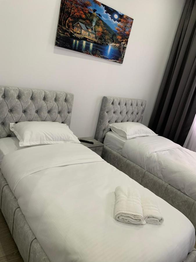 Hotel Restaurant Deso Shijak Exteriör bild