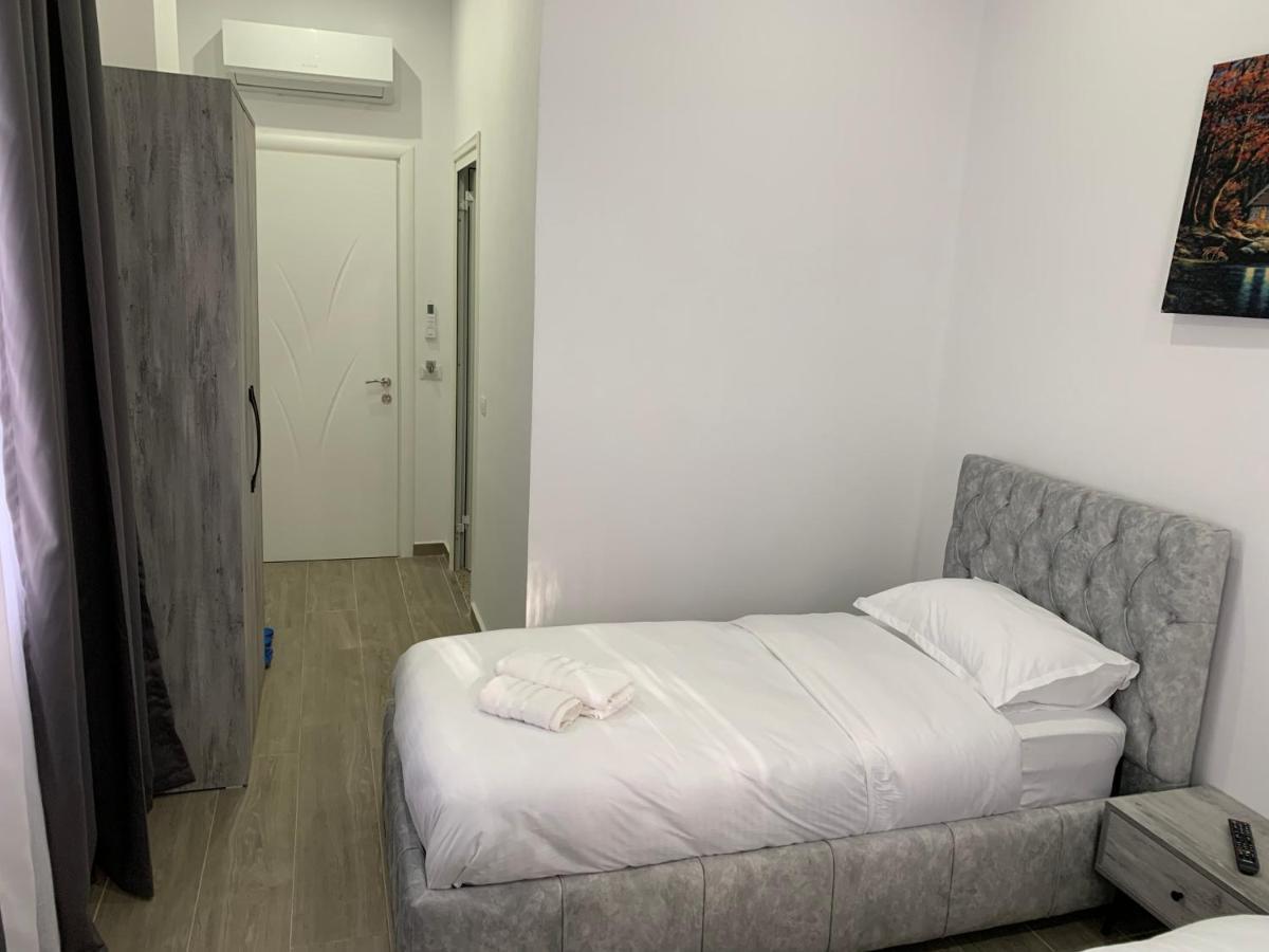 Hotel Restaurant Deso Shijak Exteriör bild